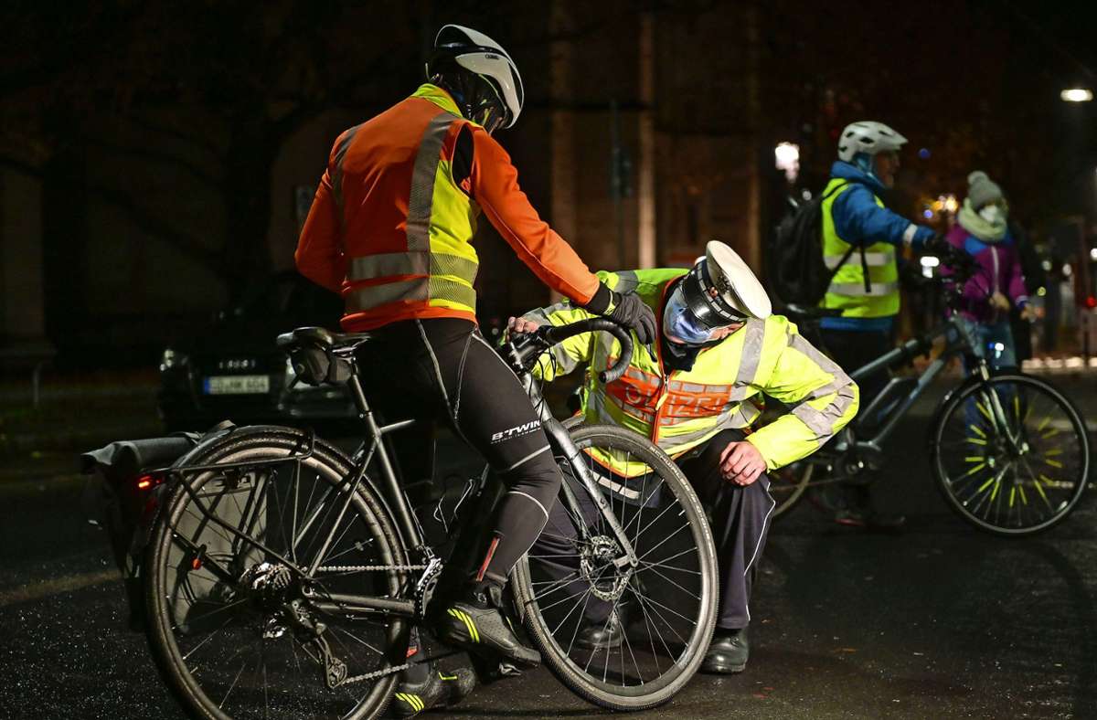Lichtercheck der Polizei   in Stuttgart: Wenn am Fahrrad die Lichter brennen