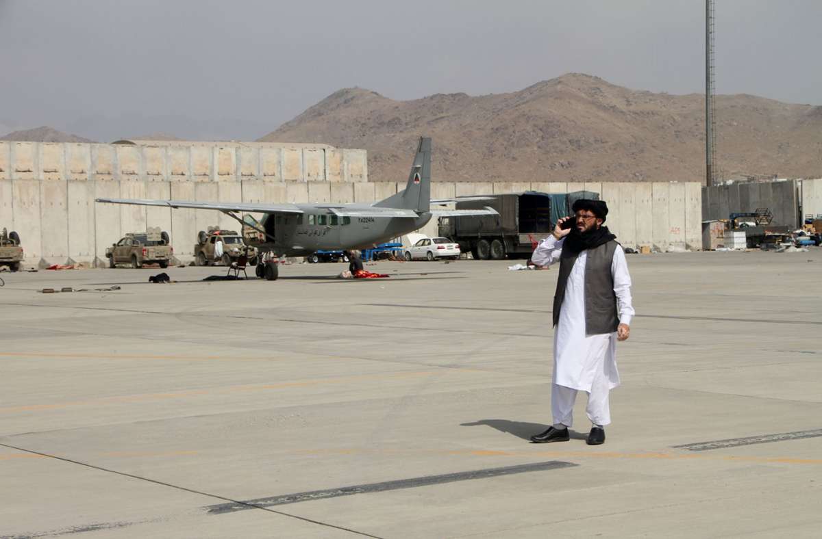 Ein Mitglied der Taliban steht nach dem Abzug der US-Truppen auf dem Flughafen Kabul. Hier will die Türkei bald  das Sagen haben – und verhandelt darüber mit der Miliz. Foto: dpa/XinHua