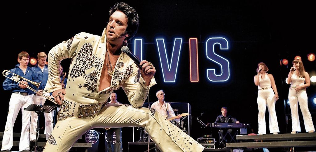 James Lyons inszeniert die Uraufführung seiner Revue „Elvis, Comeback!“ mit Nils Strassburg an der Esslinger Landesbühne: Zwischen Gott und Genuss