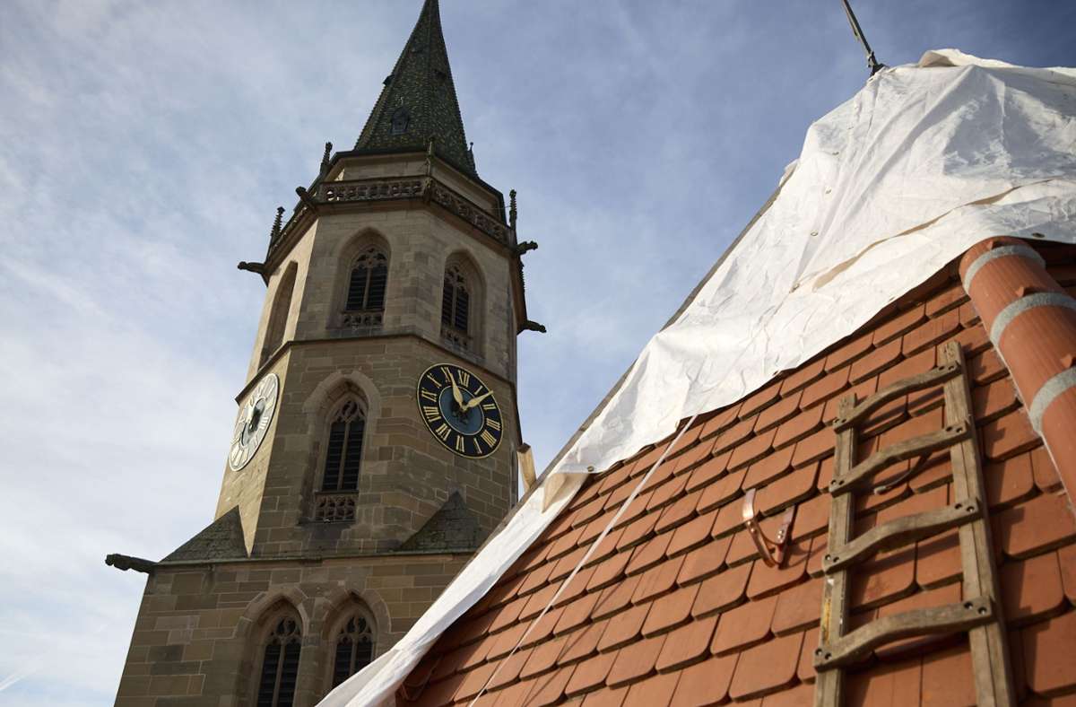 Auf Höhe der Bauarbeiten: Der 66 Meter hohe Turm der Stadtkirche ist weithin sichtbar.Foto: Gottfried Stoppel