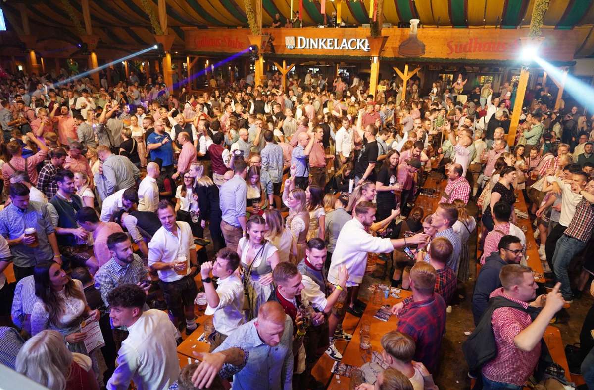 Zig Menschen feierten am Montagabend auf Ballermann-Hits im Dinkelacker Festzelt Klauss & Klauss. Foto: Andreas Rosar/Fotoagentur-Stuttg