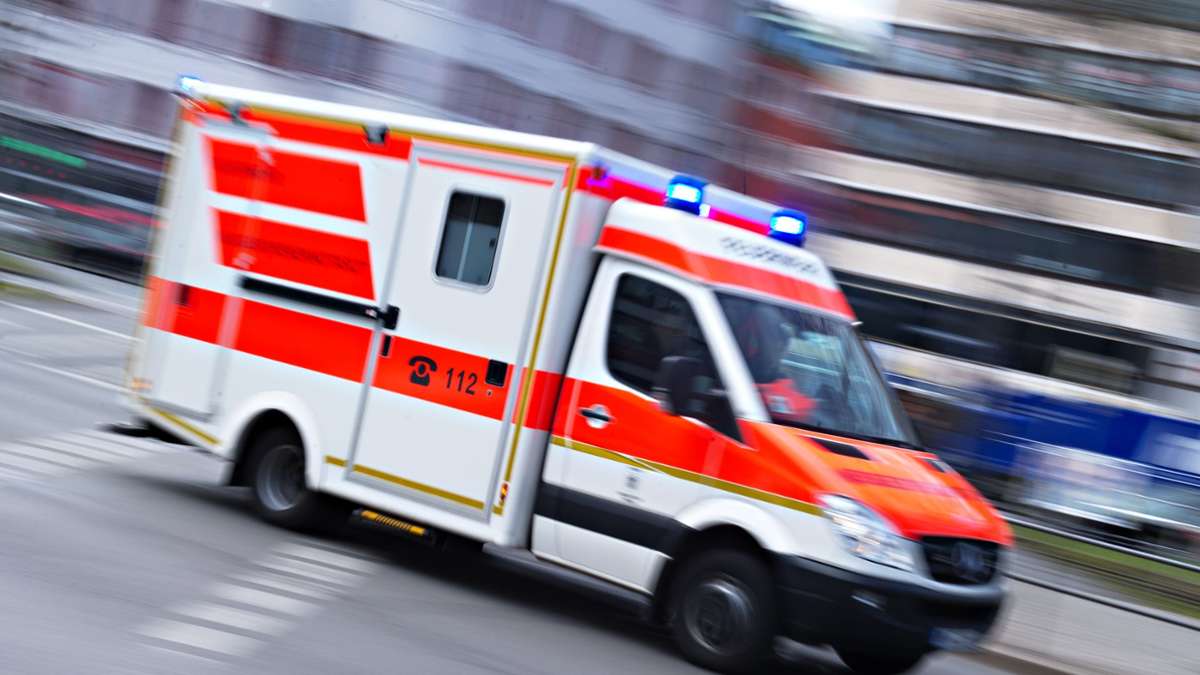 Mann randaliert in Rettungswagen: Angriff auf Rettungskräfte in Asperg
