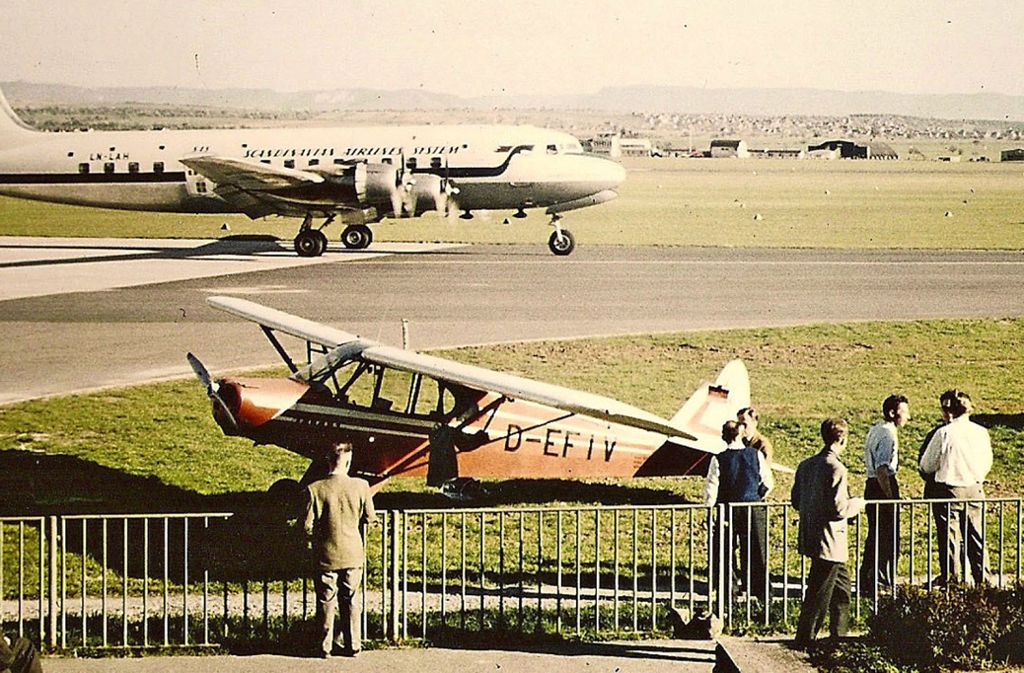Das kleine Flugzeug D-EFIV   lädt im Jahr  1958 zum Rundflug über Stuttgart ein.