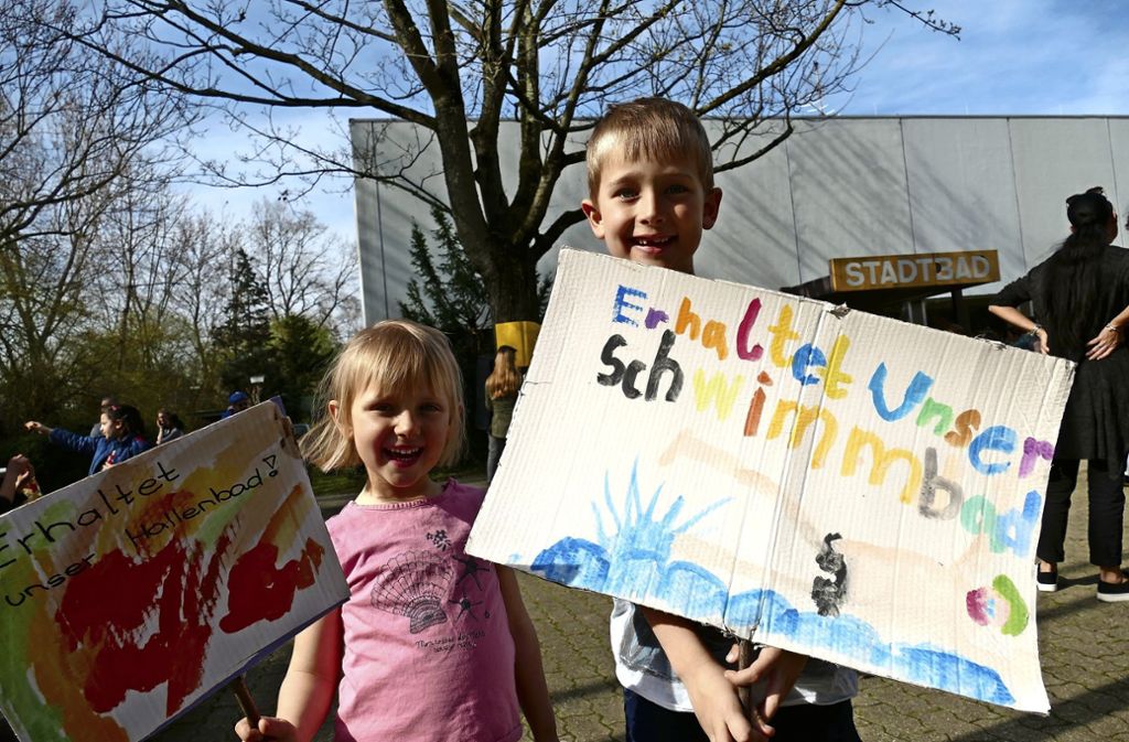 Die dreieinhalbjährige Greta und ihr sechsjähriger Bruder haben ihre Plakate für die Demo natürlich selber gemalt.
