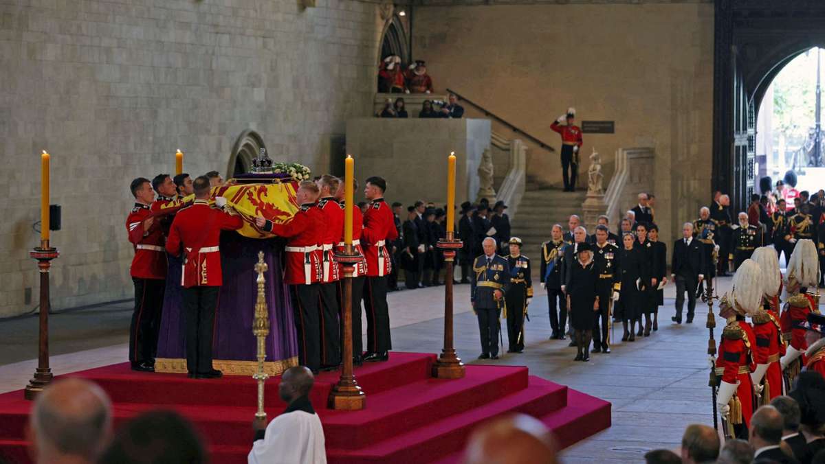 Queen Elizabeth II.: Sarg der Queen nach Trauerzug in der Westminster Hall aufgebahrt