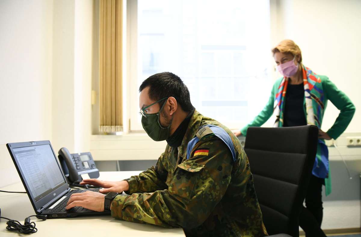 Bundeswehr im Gesundheitsamt in Stuttgart: Im Tarnanzug   Kontakte von Corona-Infizierten verfolgen