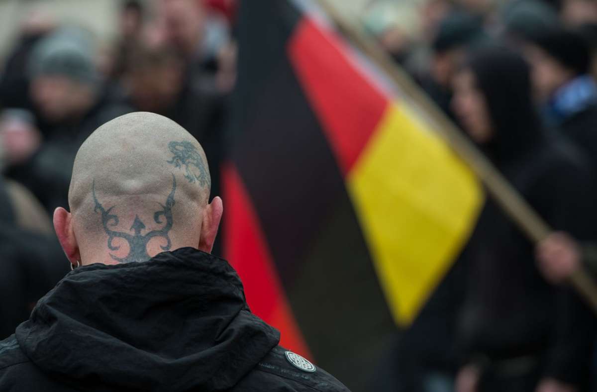 Rechtsextreme unterwandern immer häufiger Proteste. Hier der Teilnehmer einer Demonstration gegen angeblichen Asylmissbrauch in Brandenburg. Foto: dpa/Patrick Pleul