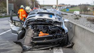 Auto kracht in Lkw – Crash sorgt für riesiges Trümmerfeld