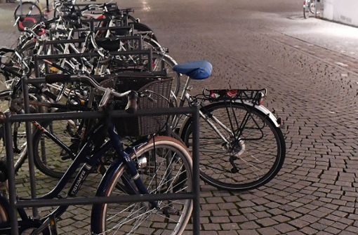 Viele Menschen fahren in Tübingen Rad. Am Donnerstag ist es zu einem tödlichen Unfall gekommen (Symbolbild). Foto: imago images/ULMER Pressebildagentur
