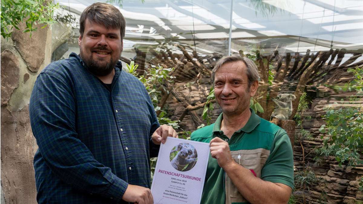 Dennis Dennig von der Firma Jung (links) erhält die Patenurkunde von Zoodirektor Thomas Kölpin.