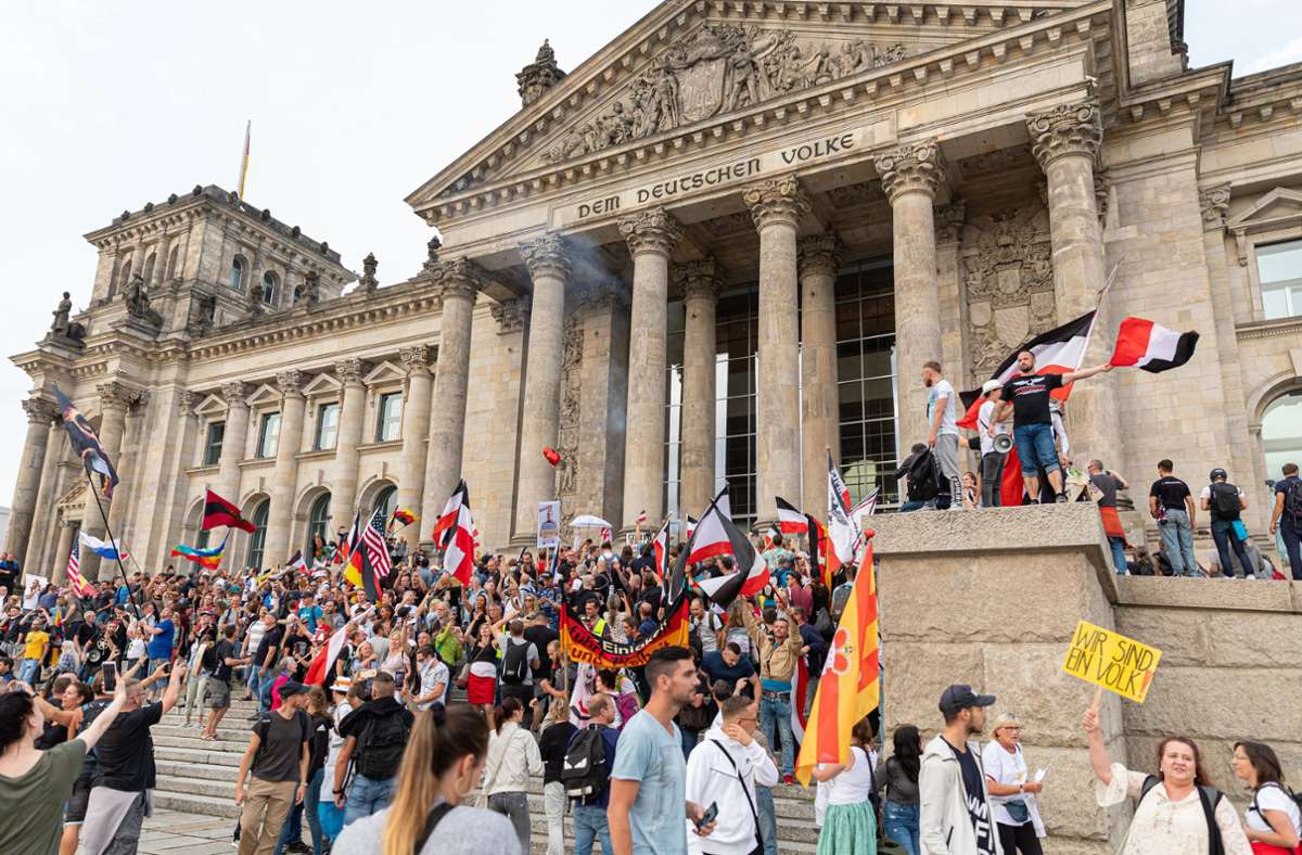 Nach Krawallen am Reichstag: Bundesregierung verurteilt „schändliche Bilder“ am Reichstag