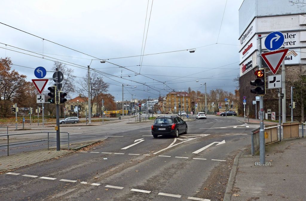 Die meisten  Autofahrer missachten das Geradeausfahrverbot am Hochbunker: Dreiste Autofahrer in der Badstraße