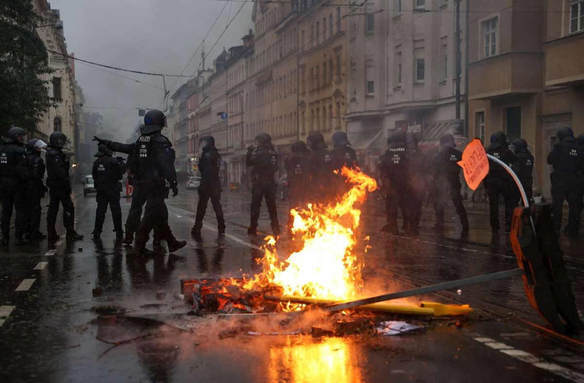 „Wir sind alle LinX“-Demo in Leipzig: Steinwürfe und brennende Barrikaden