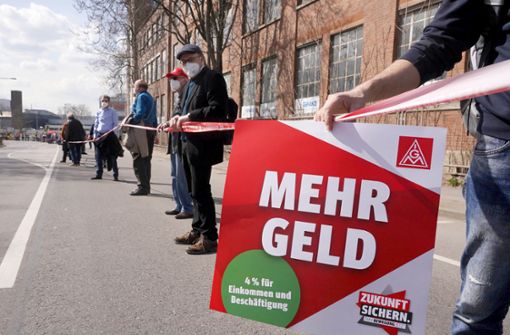 Die Warnstreiks der IG Metall – wie hier am Donnerstag in Stuttgart – gehen zunächst mal weiter. Foto: dpa/Andreas Rosar