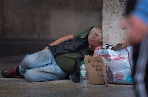Ein Obdachloser in der Königstraße Foto: Lichtgut/Max Kovalenko