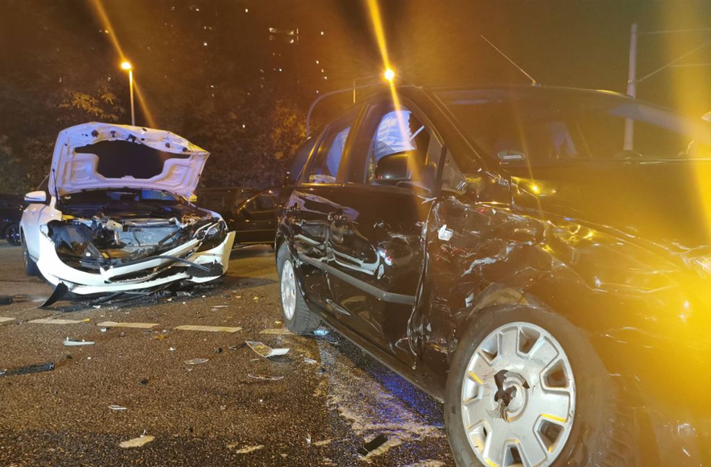 Stuttgart-Mönchfeld: Autofahrer missachtet Vorfahrt – zwei Verletzte