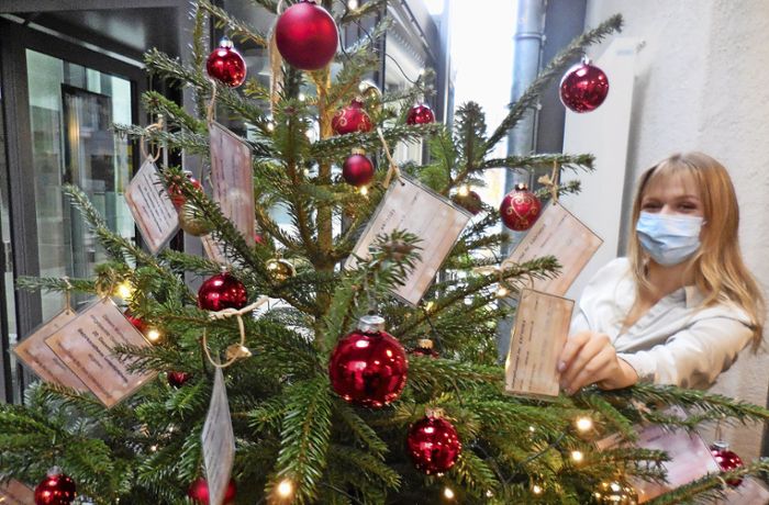 Rathaus Untertürkheim: Weihnachtsbaum der Kinderwünsche