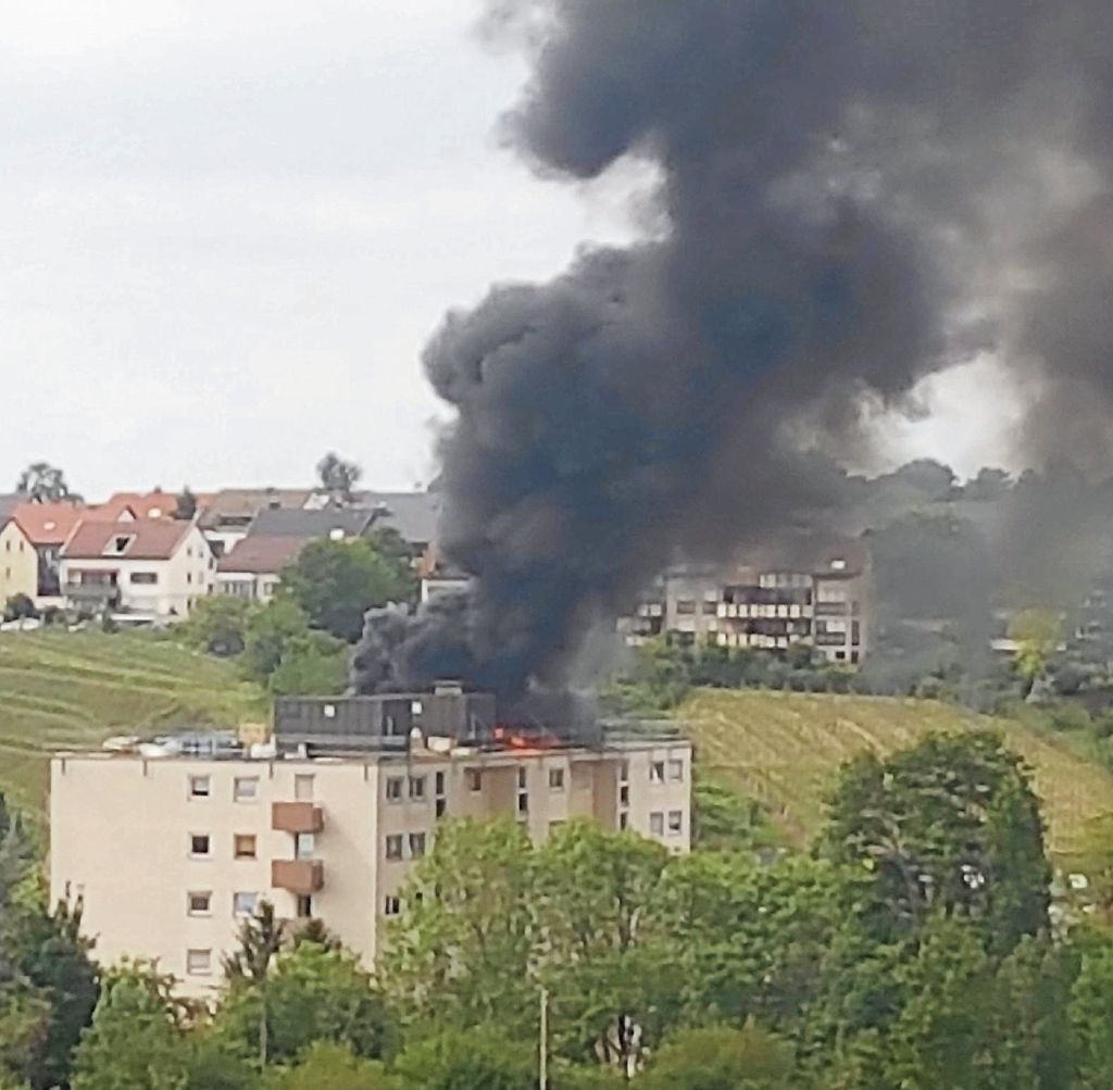 BAD CANNSTATT: Großeinsatz der Feuerwehr wegen brennendem Baumaterial: Brand auf Hochhausdach