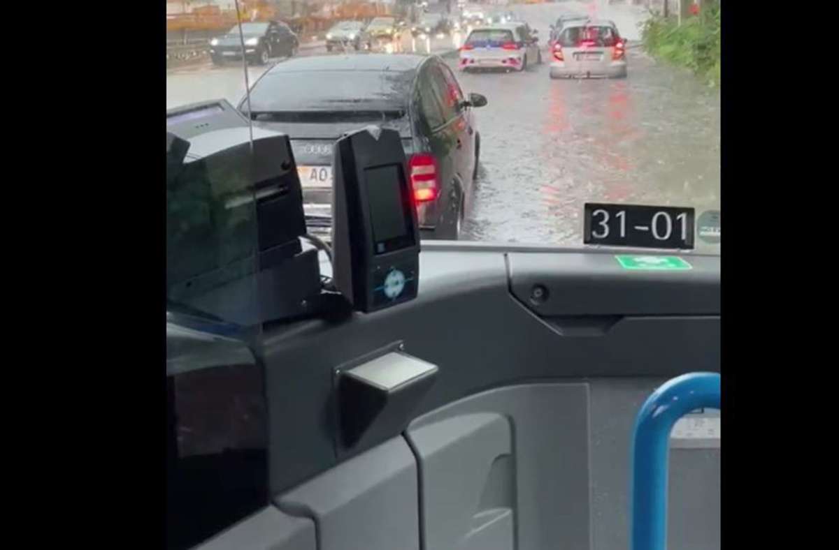 Newsblog zum Unwetter in Stuttgart: Erneut heftiger Regen  – Video aus Bus zeigt die  Ausmaße