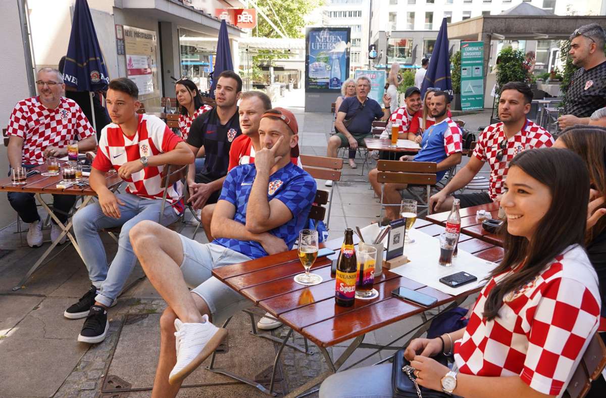 Kroatische Fans in Stuttgart fiebern beim EM-Auftakt mit ihrem Team mit.