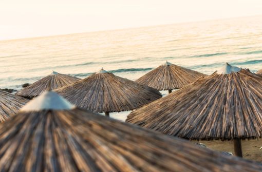 Wegen der Sommersaison werden in Griechenland Coronaauflage ausgesetzt (Symbolbild). Foto: IMAGO/YAY Images/IMAGO/Rainman