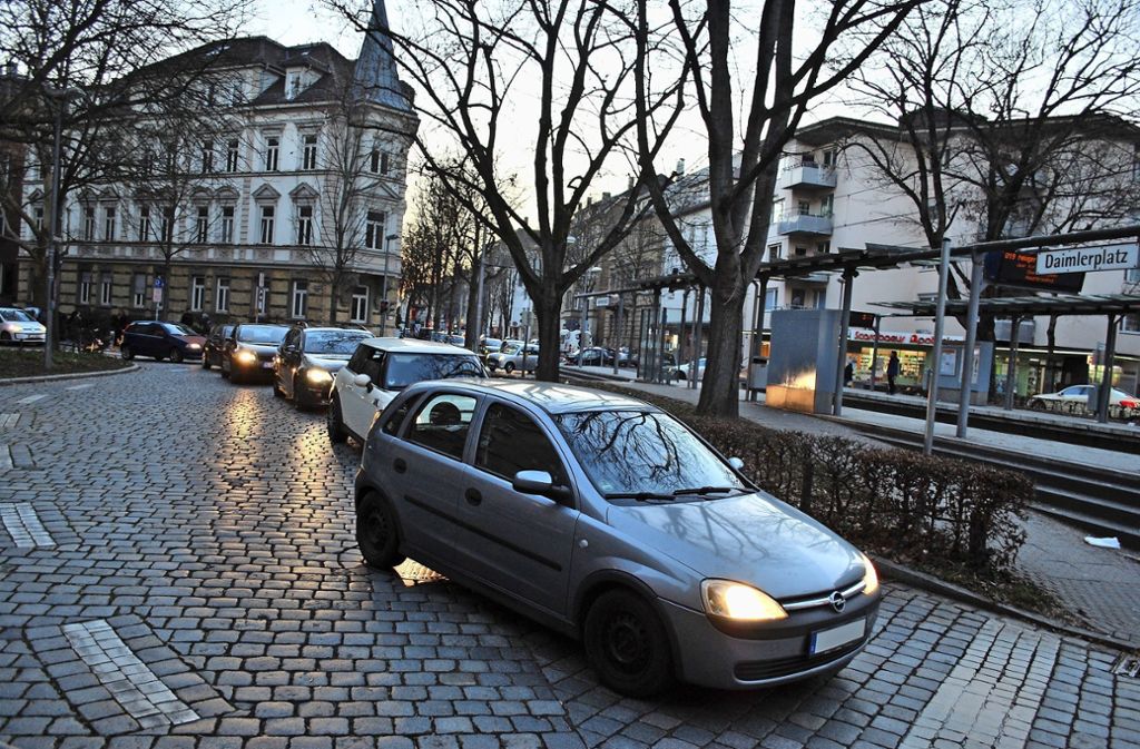 Am Daimlerplatz fließt der Verkehr oft nur zäh: Im Schritttempo über den Daimlerplatz
