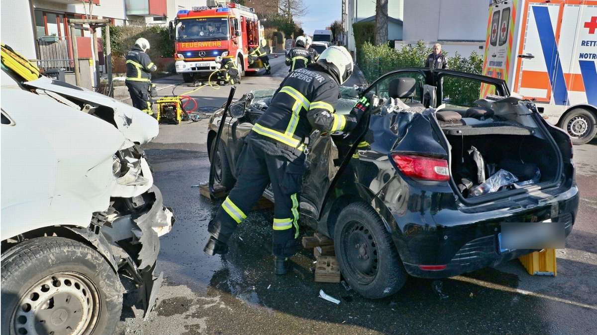 Unfall beim Ausparken in Asperg: Transporter schiebt Auto vor sich her