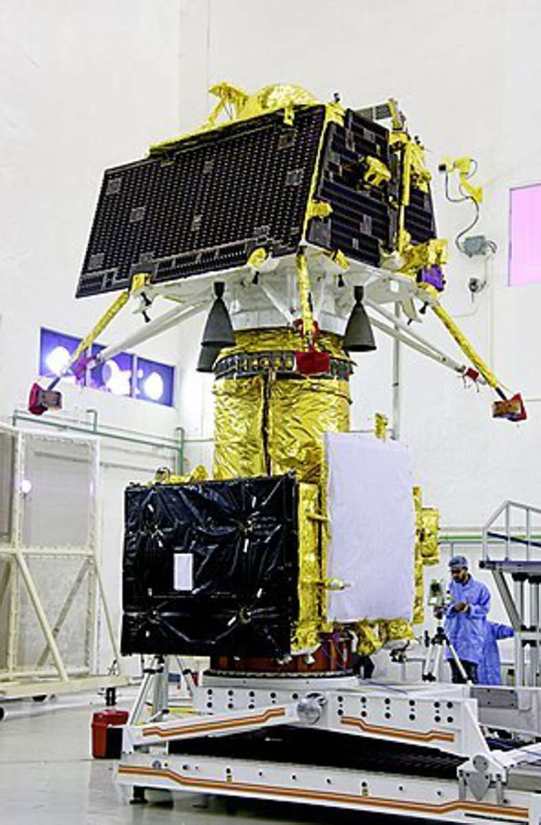 Chandrayaan-3 ( „Mondfahrzeug 3“, hier ein Bild des Chandrayaan-2-Landers  und -Orbiters) ist eine geplante dritte Monderkundungsmission der Indian Space Research Organisation (ISRO). Die Chandrayaan-3-Raumsonde soll frühestens Ende 2021 starten.