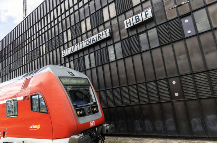Zwischen Karlsruhe und Stuttgart: Bahnstrecke wegen Zugreparatur gesperrt
