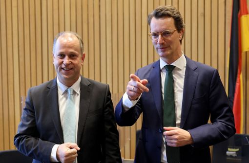 Hendrik Wüst (rechts) hat am Mittwoch beim stellvertretenden Regierungschef Joachim Stampp und dessen FDP um Unterstützung geworben. Foto: dpa/Oliver Berg