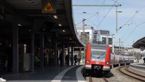 Männer attackieren Fahrgast in S-Bahn und rauben Handy