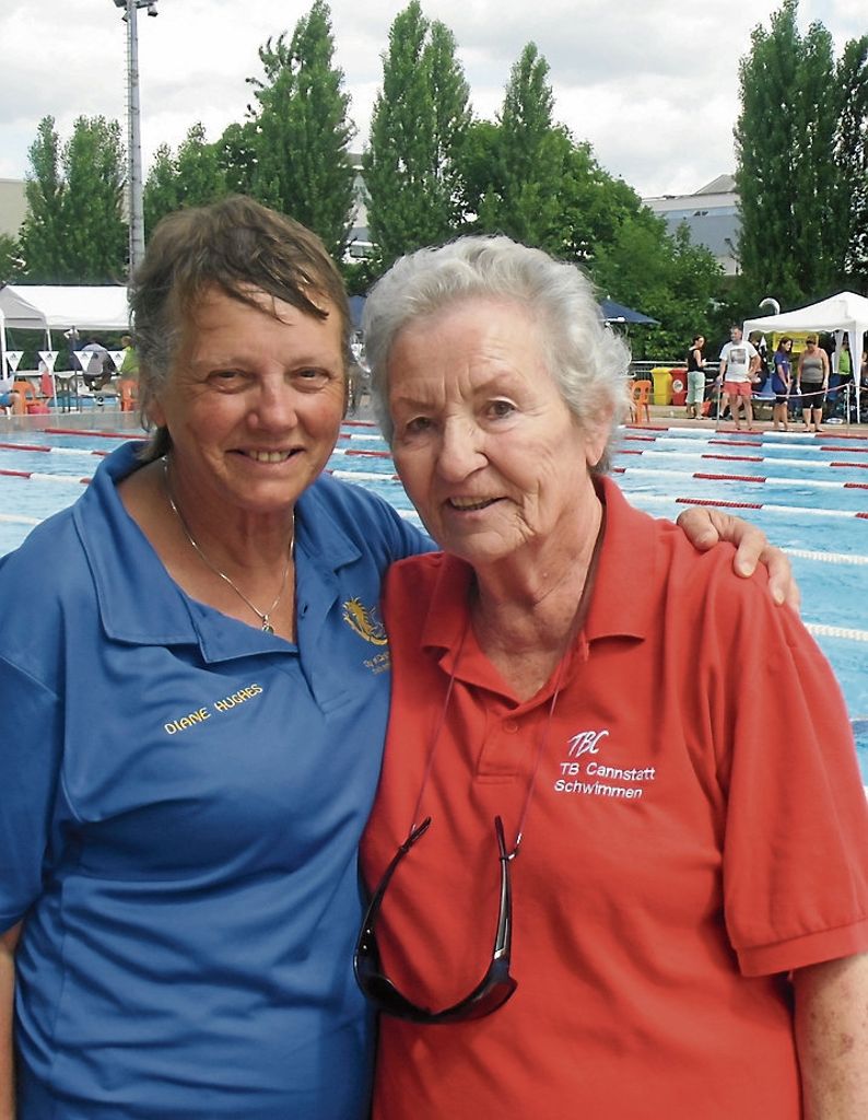 Seit 25 Jahren ist Diane Hughes aus Cardiff beim Schwimmfest dabei und freut sich stets auf ein Wiedersehen mit Edeltraud Kowalski vom TBC: Deutsch-walisische Freundschaft am Beckenrand