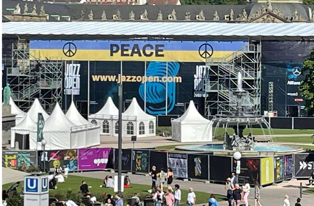 „Peace“ steht auf der Tribüne der Jazz Open.