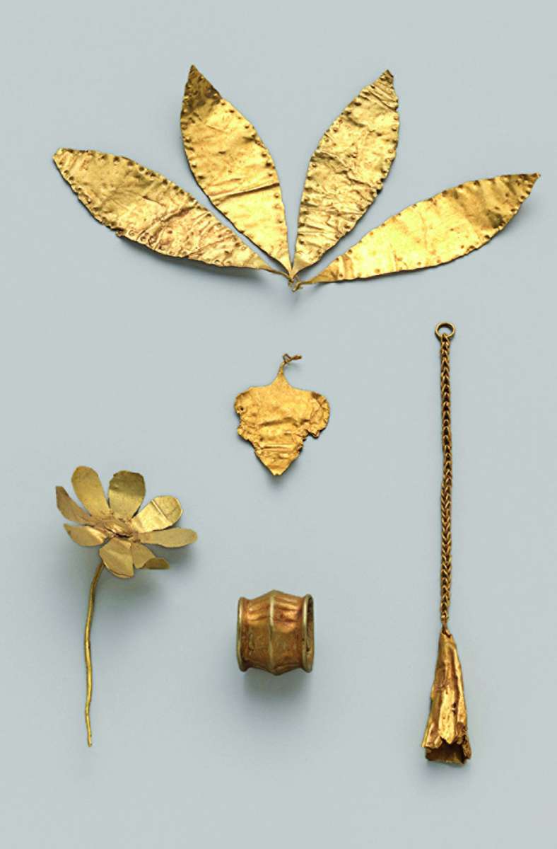 Schon  ca. 2300-2100 v. Chr. haben Künstler sich von Blumen inspirieren lassen, wie diese Gold-Ornamente von einem namentlich nicht bekannten Künstler zeigen. Zu sehen im Metropolitan Museum of Art, New York.