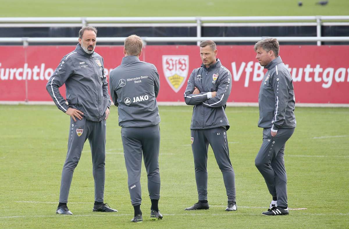 Pellegrino Matarazzo (links) und der VfB Stuttgart müssen ins Quarantäne-Trainingslager.