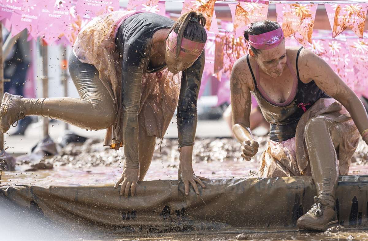 Muddy Angel Run: Über 7000 Starterinnen kämpfen sich durch den Matsch