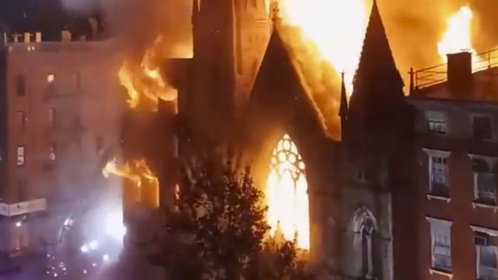 Feuer zerstört historische Kirche