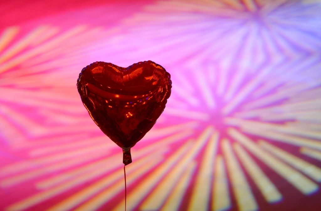 Ein Herz für Singles – zehn Tipps damit der Valentinstag erträglicher wird.