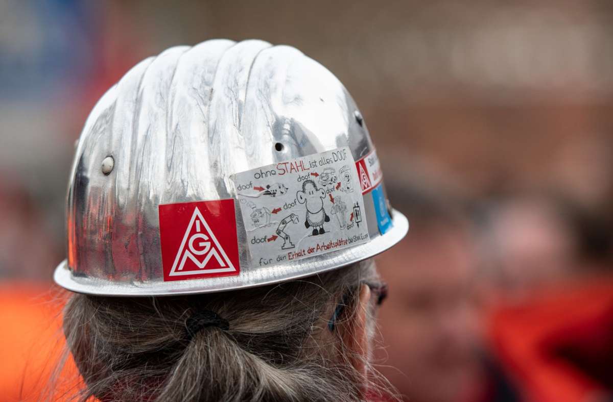 Ein Arbeiter bei einer früheren Kundgebung der IG Metall Foto: dpa/Bernd Thissen