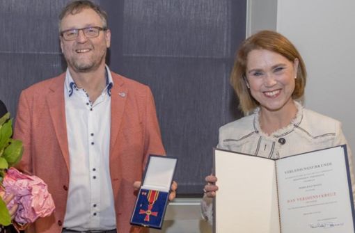 Bei der Verleihung des Bundesverdienstkreuzes: Ralf Bogen, Petra Olschowski (von links Foto: s/Andreas Engelhard