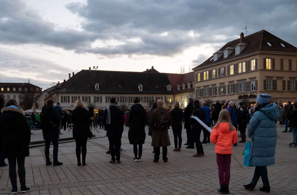 Ukraine-Friedensgebet in Ludwigsburg: Ein Meer von Menschen und Kerzen