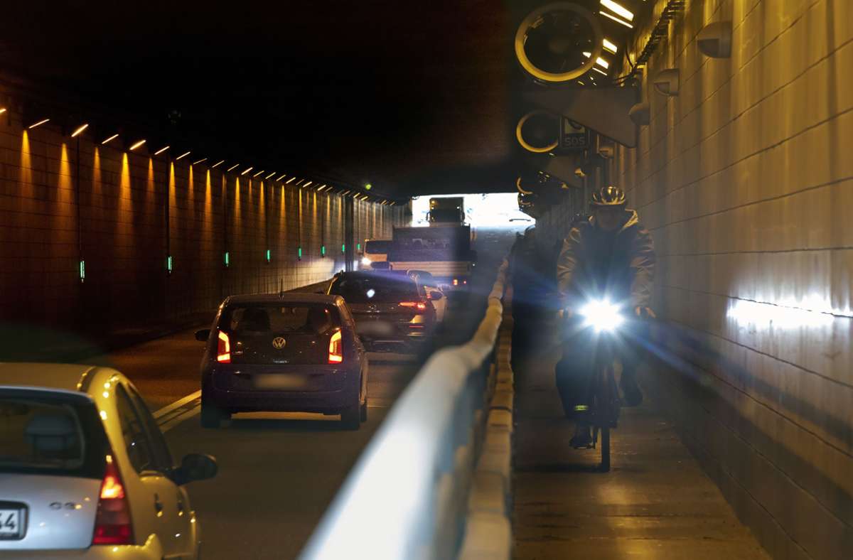Radfahrer müssen im Flughafentunnel den schmalen Weg neben der Fahrbahn nutzen. Bei Gegenverkehr wird es eng. Foto: Ines Rudel