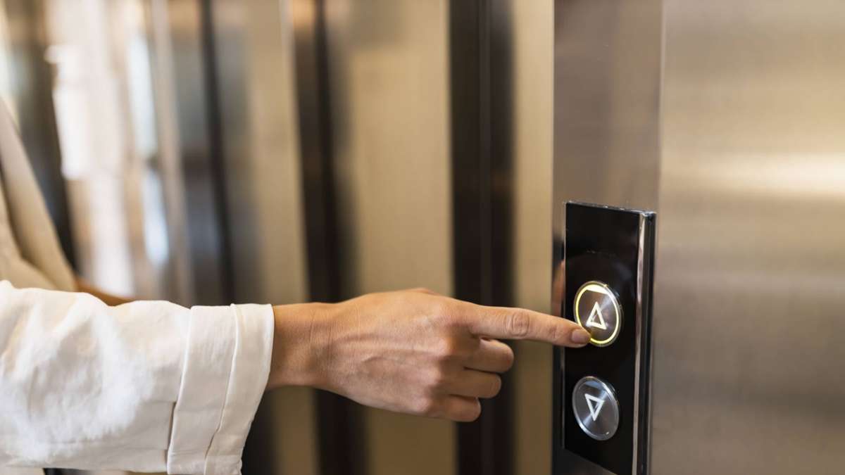 München: Frau drückt Notruf und sperrt damit drei Menschen in Aufzug ein