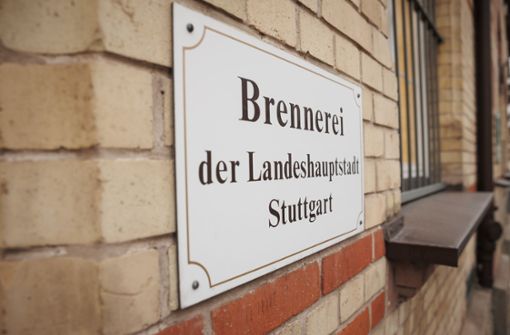 Seit knapp 120 Jahren ist die städtische Schnapsbrennerei im Backsteingebäude in der Strümpfelbacher Straße. Foto: Lichtgut/Julian Rettig