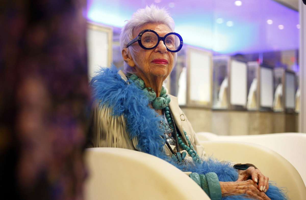 Die  Frau mit der Brille: Iris Apfel – die Stilikone wird hundert