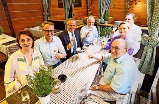 Stuttgarts amtierende und Ehemaligen-Bürgermeisterriege stößt beim Traditionstreffen auf dem Weindorf an. Foto: Lichtgut/Julian Rettig
