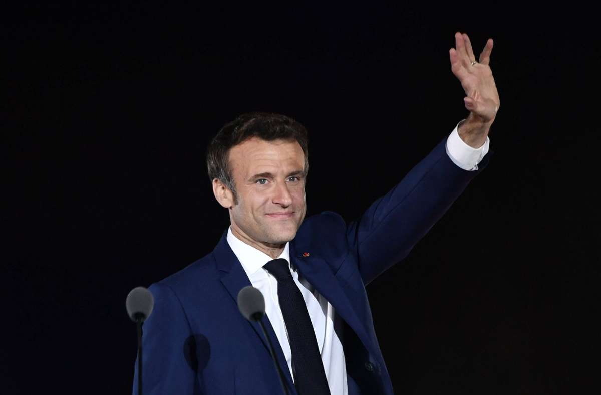 Amtsinhaber Emmanuel Macron dankt seinen Unterstützern am Wahlabend.