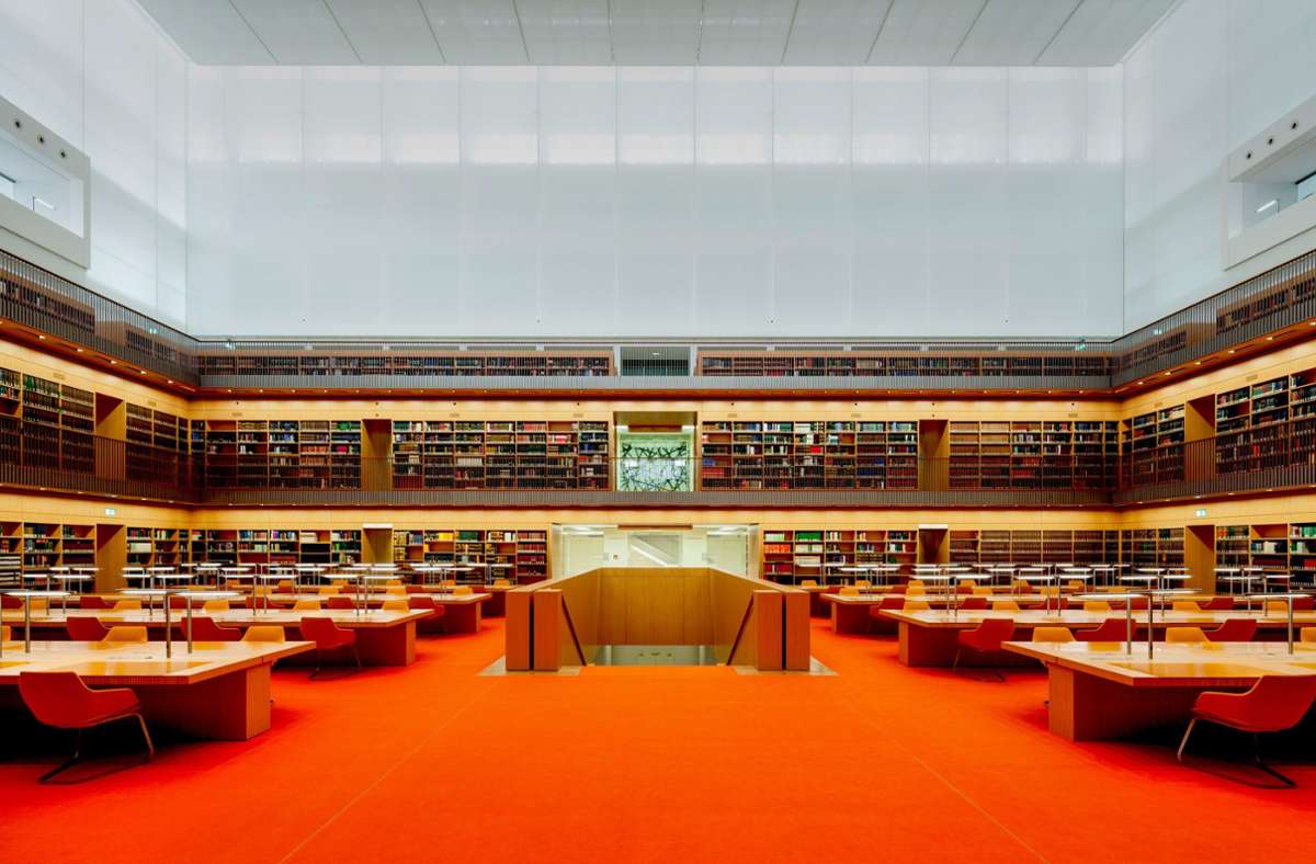 Blick in den neuen Allgemeinen Lesesaal der Staatsbibliothek Unter den Linden mit dem orangefarbenen Teppichboden