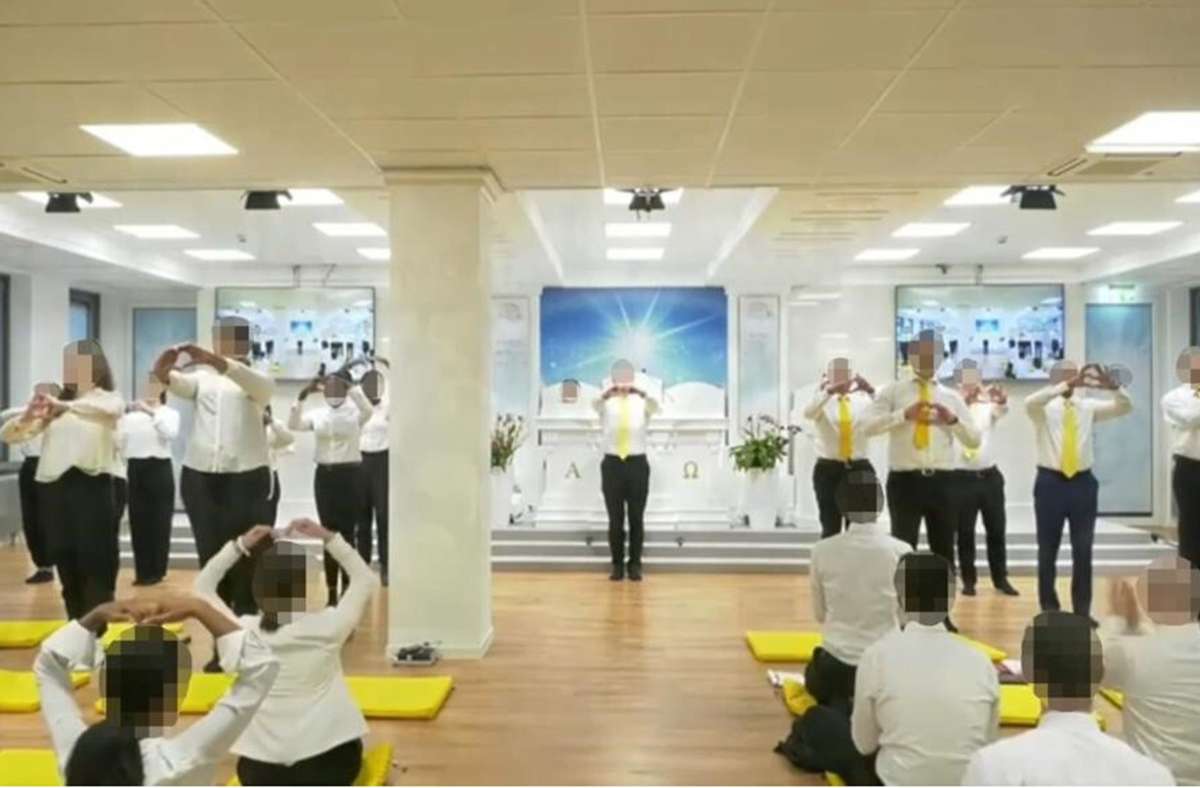 Die Anhänger von Shincheonji tragen eine einheitliche Uniform: Weiße Hemden und schwarze Hosen. Die gelben Krawatten stehen für den Frankfurter Standort „Simonstamm“, zu dem auch Stuttgarter Mitglieder gezählt werden. Foto: /privat
