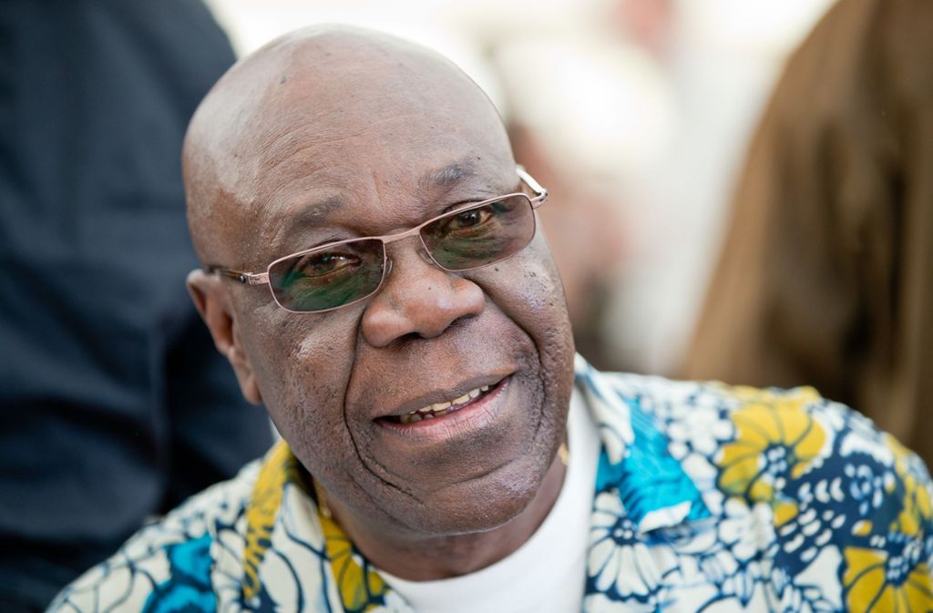 Auch der weltberühmte Saxofonist und Komponist Manu Dibango starb, nachdem er sich mit dem Coronavirus angesteckt hatte. Der Kameruner Künstler war für seinen Afro-Jazz-Style berühmt und wurde auch „Papa Groove“ genannt. Er starb im Alter von 86 Jahren.
